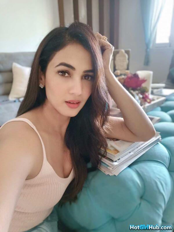 Sonal Chauhan Hot Indian Fashion Model and Actress Sexy Pics 2