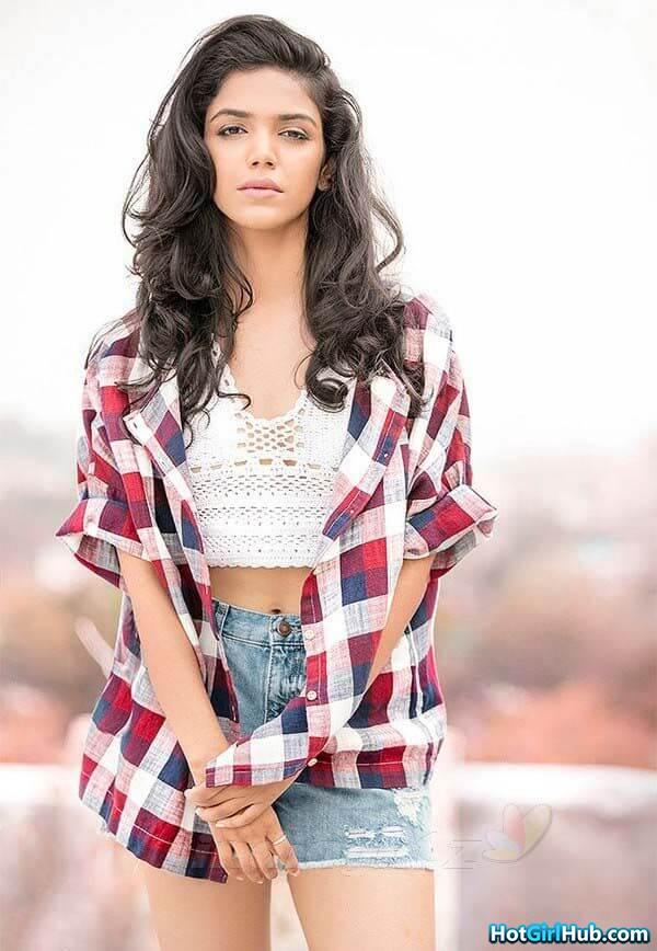 Shriya Pilgaonkar Hot Indian Web Series Actress Sexy Pics 4
