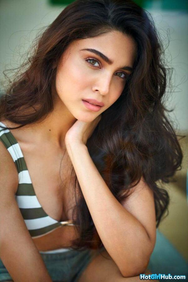 Sexy Sharvari Wagh ​hot Bollywood Actress Pics 15
