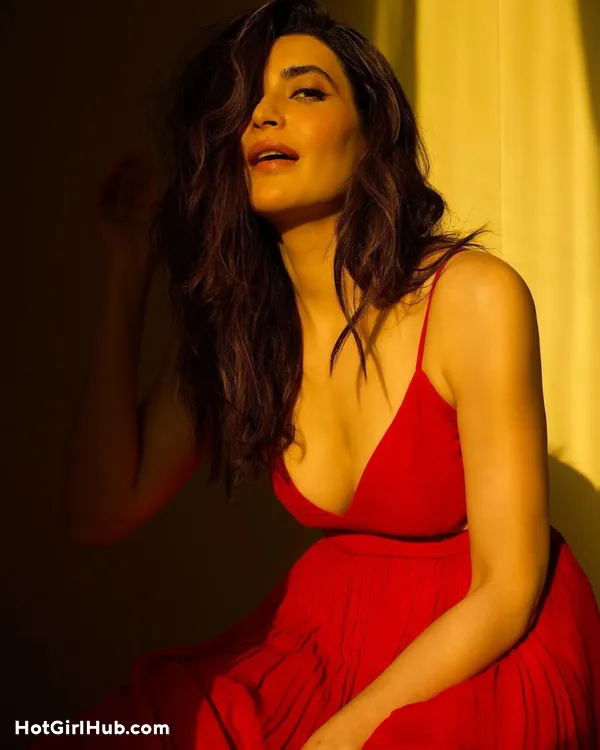 Hot Indian Actress Karishma Tanna Big Boobs 10