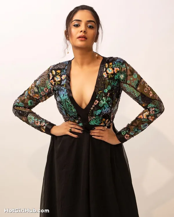 Hot Telugu Actress Sreemukhi Big Boobs 7