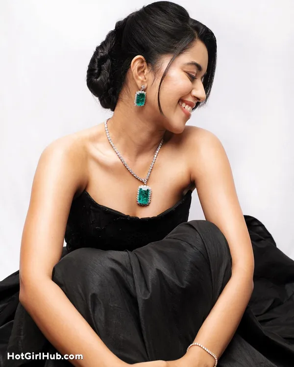 Hot Tamil Actress Mirnalini Ravi Big Boobs (3)