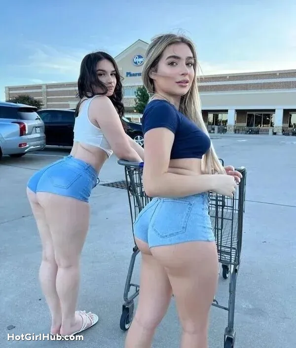 Sexy Big Booty Girls in Shorts (3)