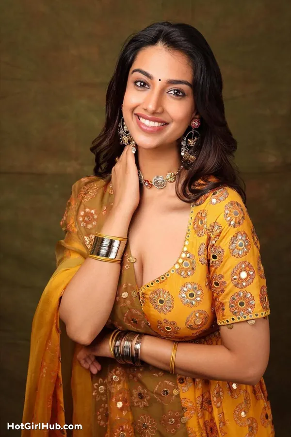 Hot Indian Actress Meenakshi Chaudhary Big Boobs (14)