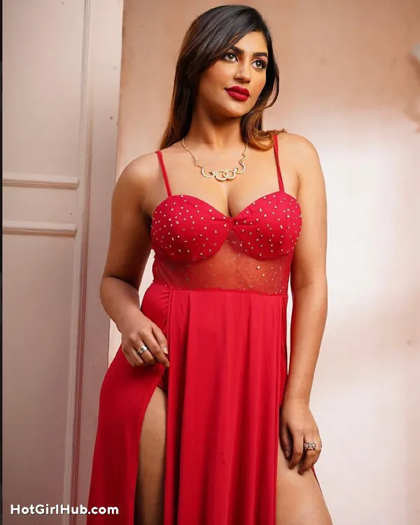 Hot Tamil Actress Yashika Aannand Big Boobs (12)