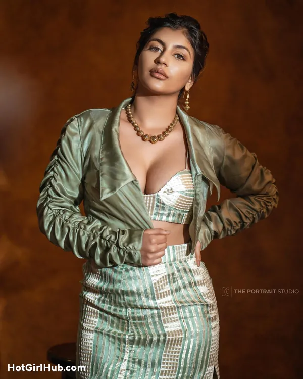 Hot Tamil Actress Yashika Aannand Big Boobs (5)