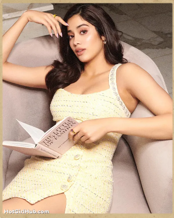 Hot Bollywood Actress Janhvi Kapoor Big Boobs (6)
