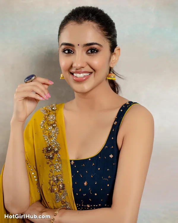 Hot Telugu Actress Malvika Sharma Big Boobs (4)