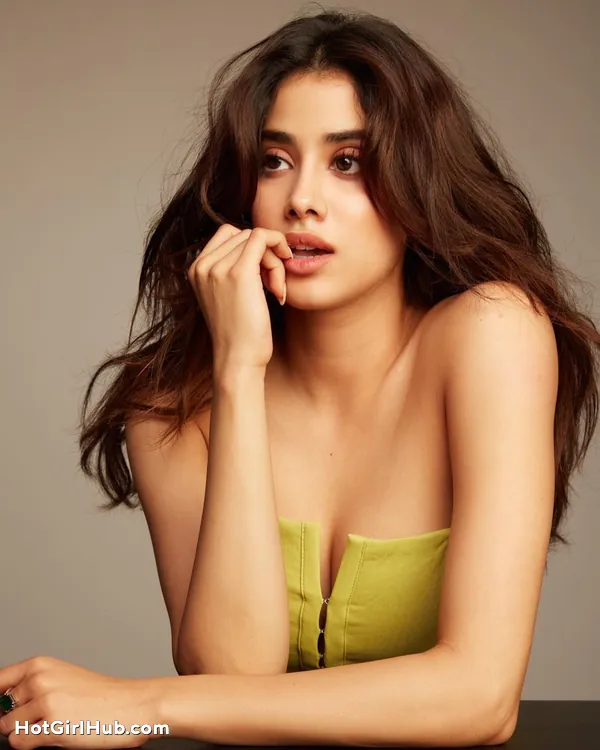 Janhvi Kapoor Sexy Photos That Defines Her Boldness (2)