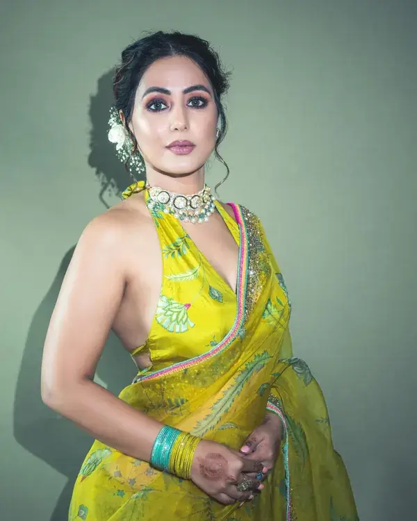8 Times Hina Khan Puts on Busty Display in Deep Neck Blouse With Sarees and Lehangas 4