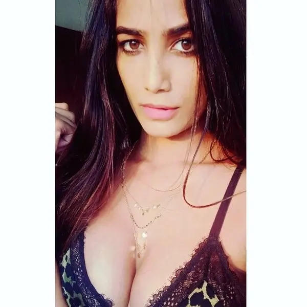 10 Bollywood Actresses Flaunting a Busty Display in Selfies (4)