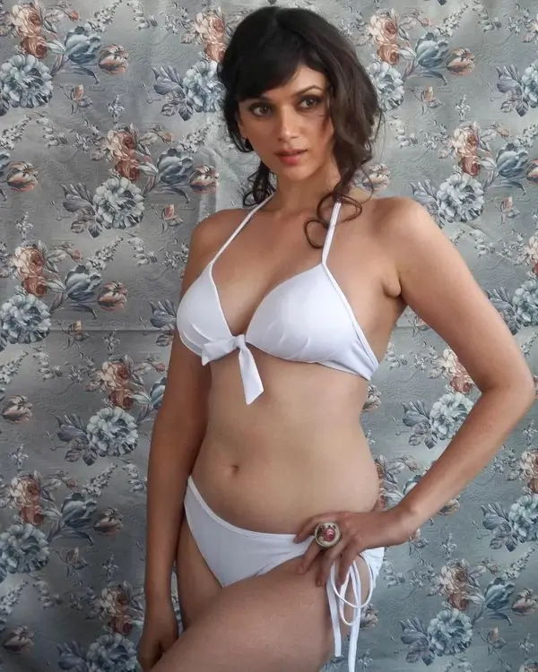 10 Bollywood Actresses Showcased Her Sexy Figure in Bikini is Too Hot to Handle (2)