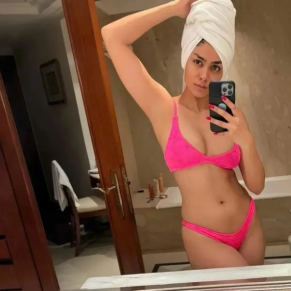 10 Bollywood Actresses Showing Curvy Body in Hot Bikini Selfies (8)