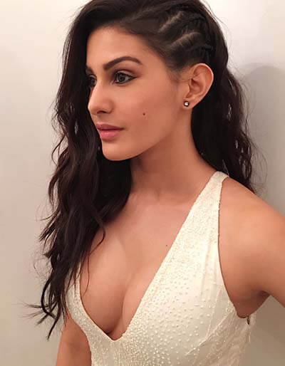Amyra Dastur Hot Photos Bollywood Actress Sexy Pics 1