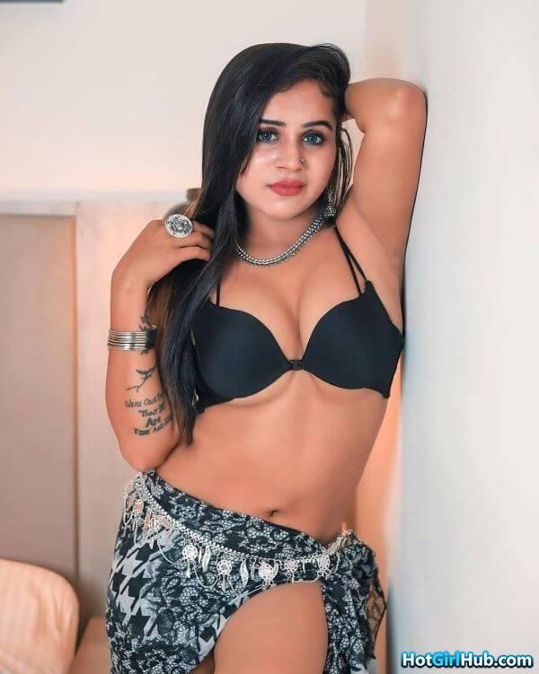 Hot Indian Teen Girls Showing Big Boobs 9