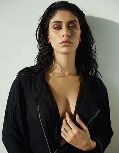Warina Hussain Hot Photos Bollywood Actress Sexy Pics 1