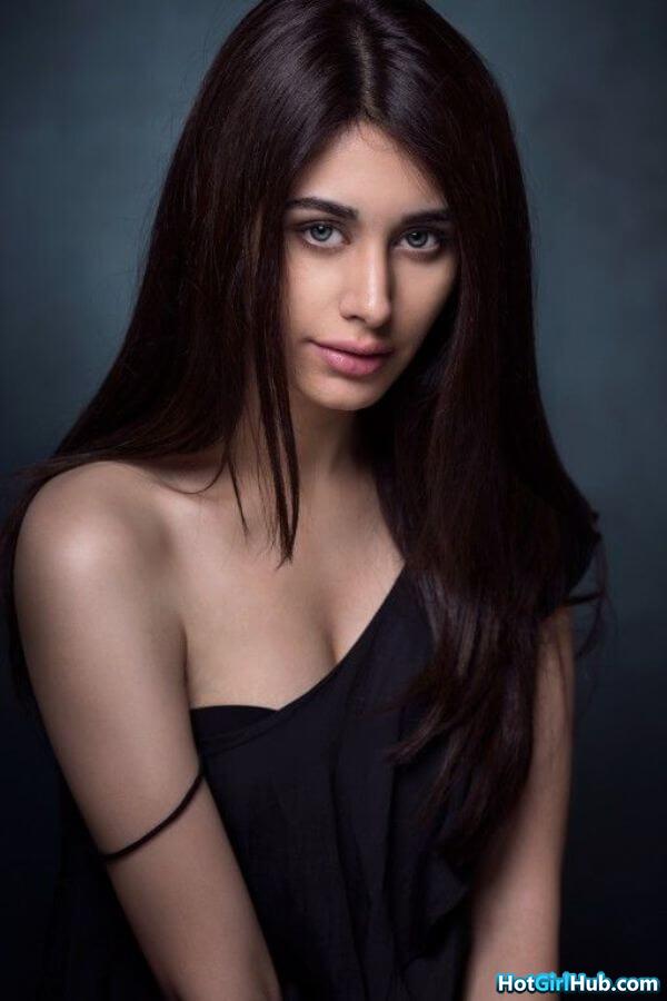 Warina Hussain Hot Photos Bollywood Actress Sexy Pics 15