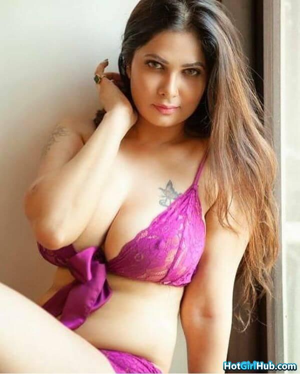 Cute Indian Bhabhi With Big Boobs 16