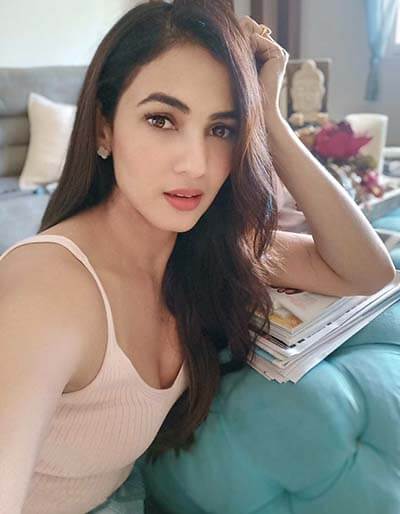 Sonal Chauhan Hot Indian Fashion Model and Actress Sexy Pics 1