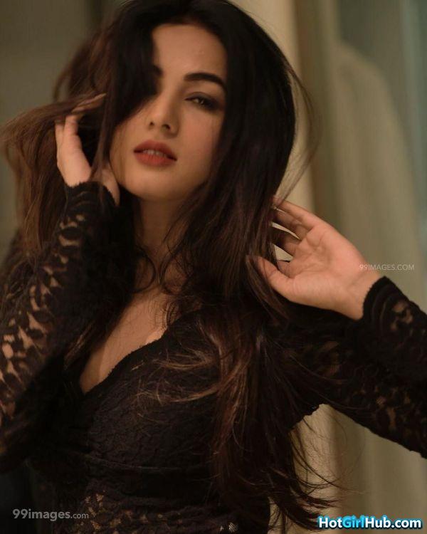 Sonal Chauhan Hot Indian Fashion Model and Actress Sexy Pics 5