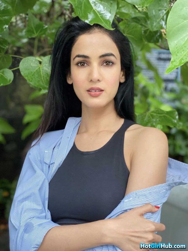 Sonal Chauhan Hot Indian Fashion Model and Actress Sexy Pics 8