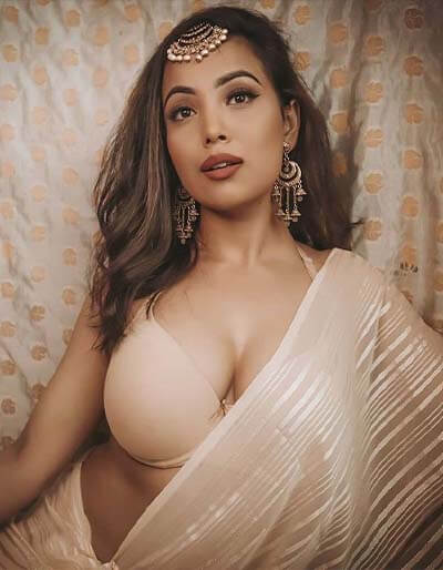 Beautiful Indian Girls Showing Big Tits 1