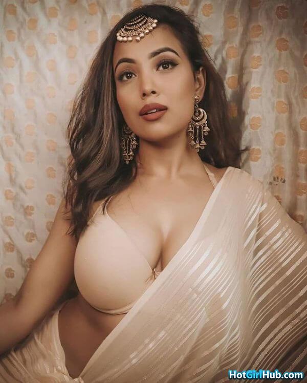 Beautiful Indian Girls Showing Big Tits 15