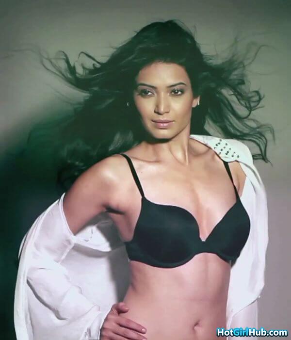 Karishma Tanna Hot Indian Television Actress Sexy Pics 16