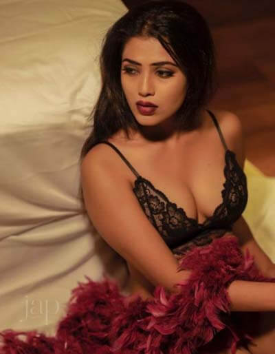 Sexy Sara Annai Hot Indian TV Actress Pics 1