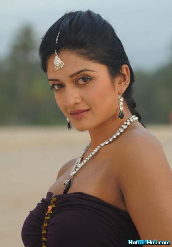 Sexy Vimala Raman Hot Telugu Actress Pics 2