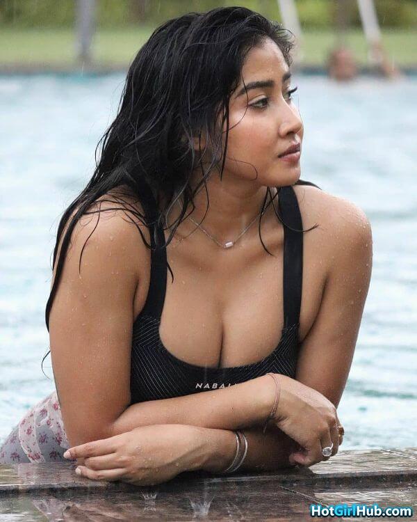 Hot Indian Teen Girls Showing Big Tits 10