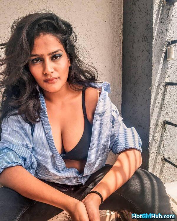 Busty Desi Indian Girls Showing Big Tits 6