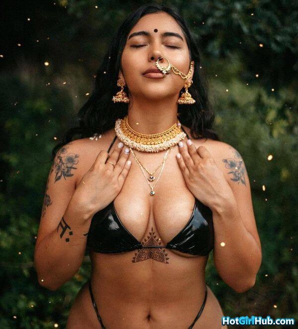 Hot Indian Girls Showing Big Boob 2