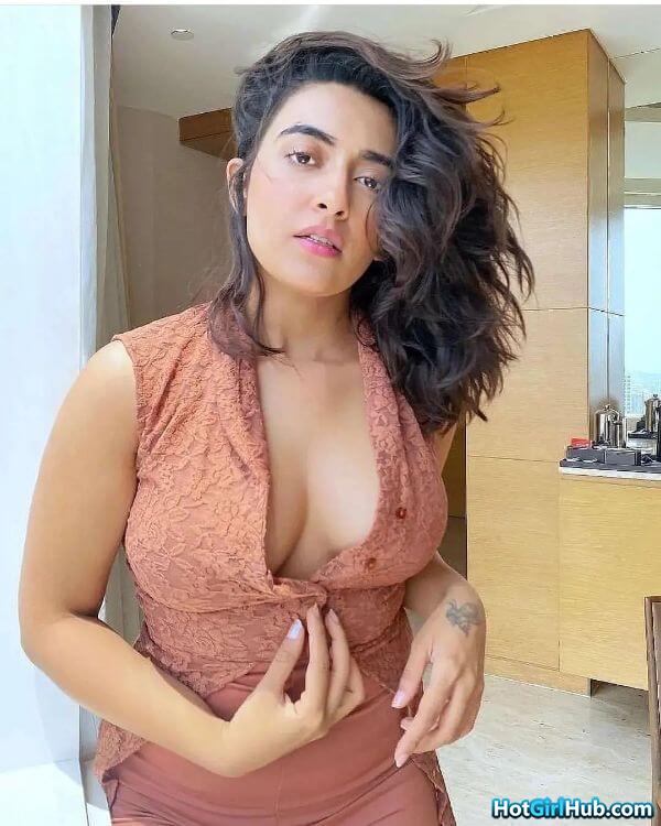 Hot Indian Teen Girls Showing Big Boobs 10