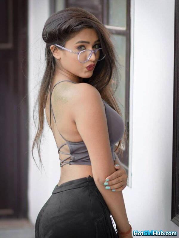 Sexy Garima Chaurasia Hot Instagram Model Pics 12