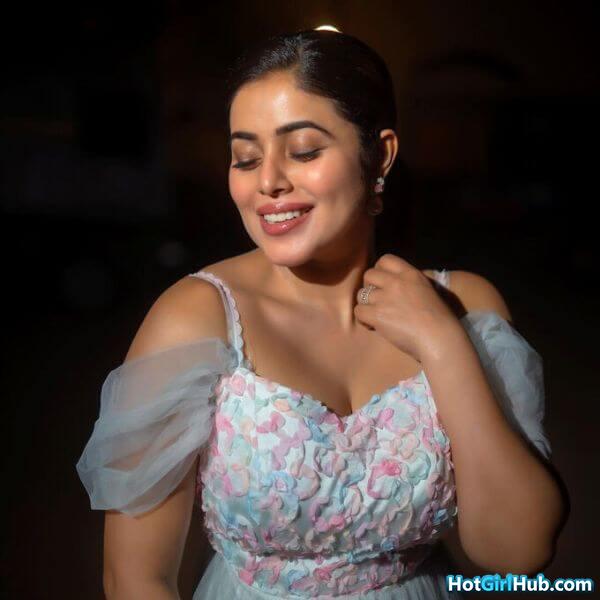 Sexy Shamna Kasim Hot South Indian Dancer and Model Poorna Pics 4