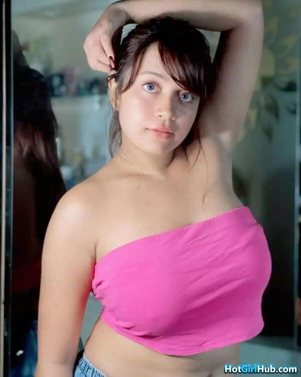 Super Hot Indian Girls Showing Big Boobs 12
