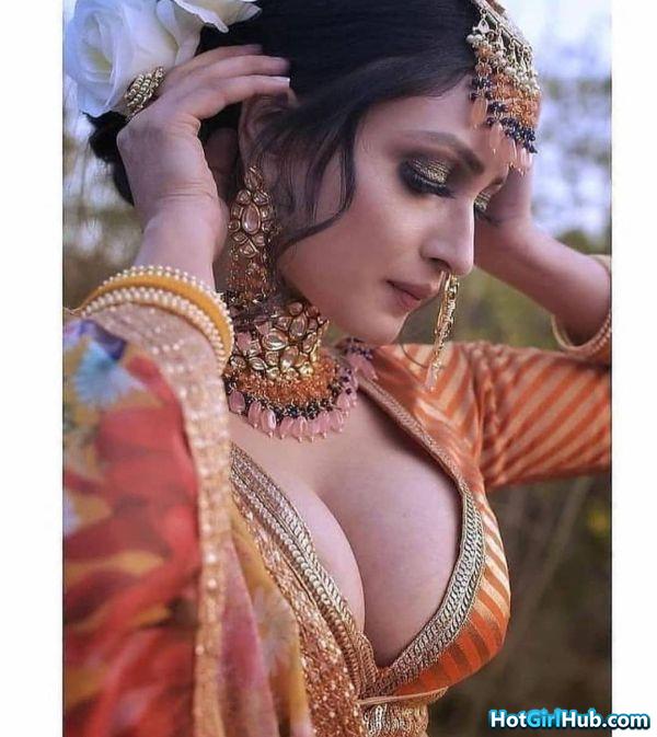 Beautiful Indian Girls Showing Big Tits 15