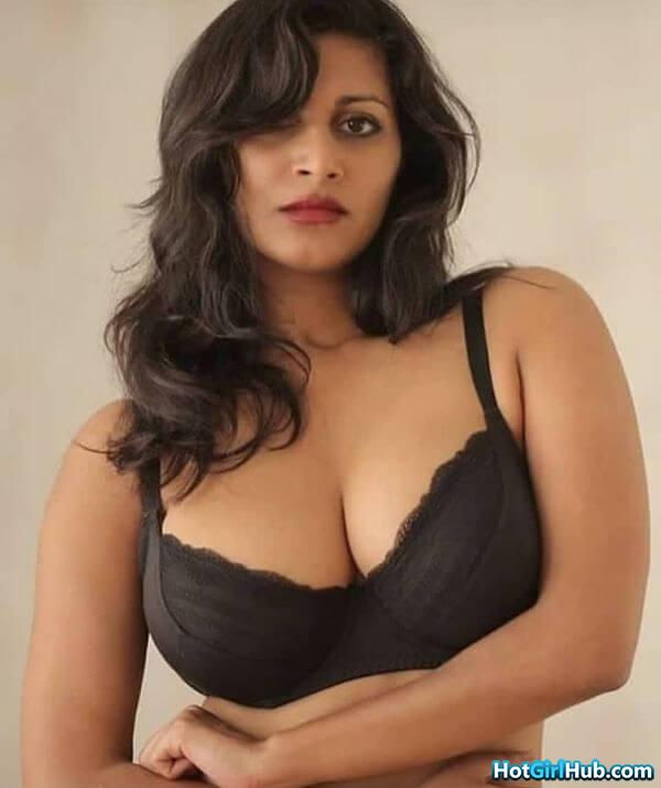 Sexy Big Tits Indian Girls Showing Deep Cleavage 12