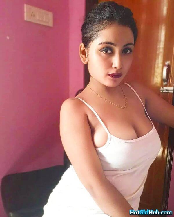Sexy Big Tits Indian Girls Showing Deep Cleavage 6