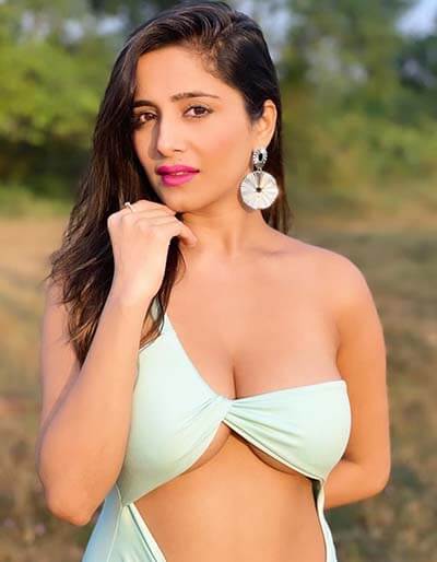 Beautiful Indian Girl Showing Big Tits 1