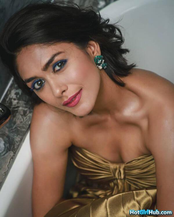 Sexy Mrunal Thakur ​hot Indian Television Actress Pics 12