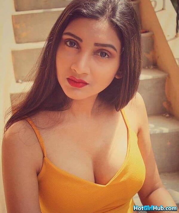 Beautiful Indian Teen Girls Showing Big Tits 10