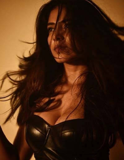 Sexy Malavika Mohanan ​hot Indian Actress Pics 1
