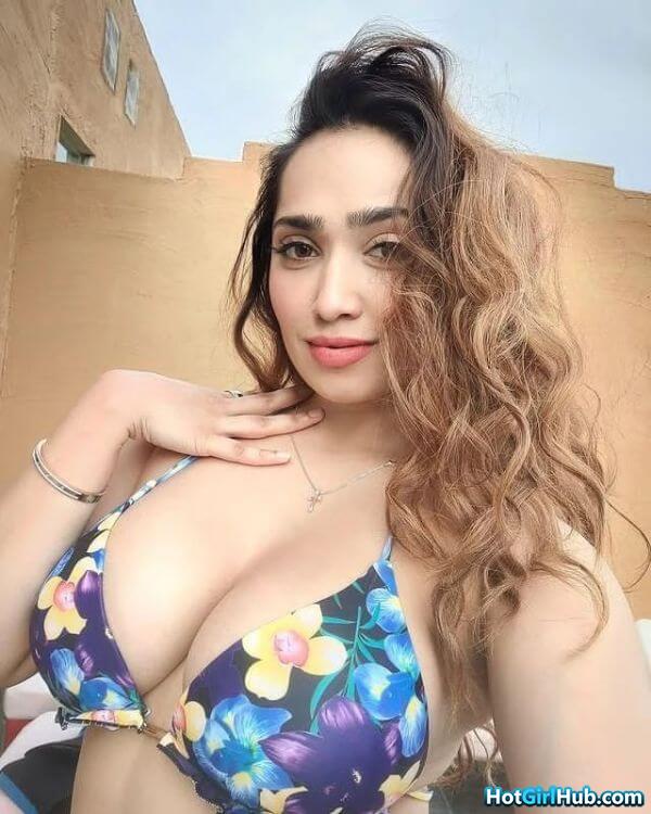 Busty Indian Girls Deep Cleavage 7