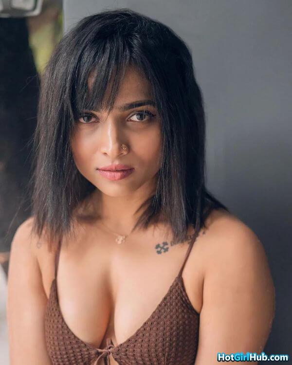Busty Indian Girls Showing Deep Cleavage 7