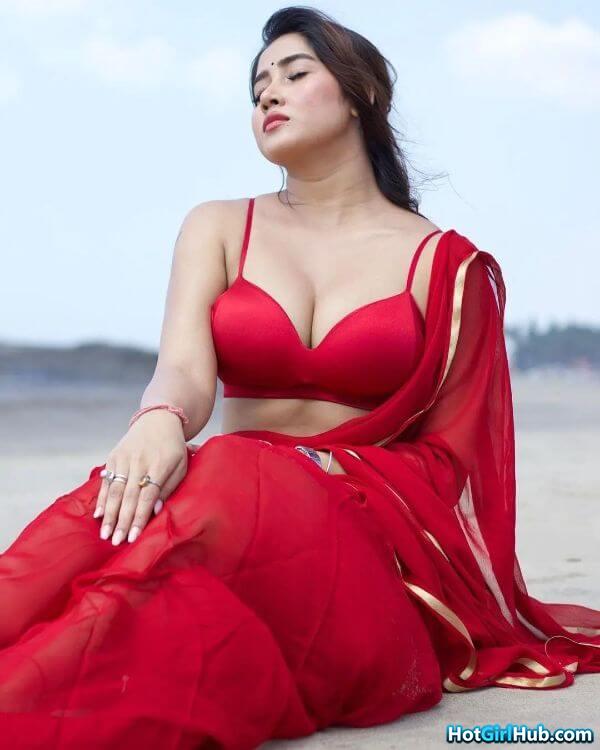 Busty Indian Girls Showing Deep Cleavage 9