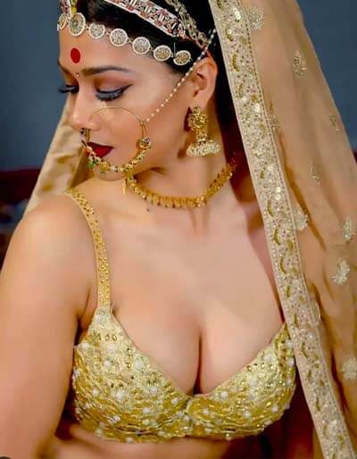 Hot Desi Indian Girls Showing Big Boobs 1