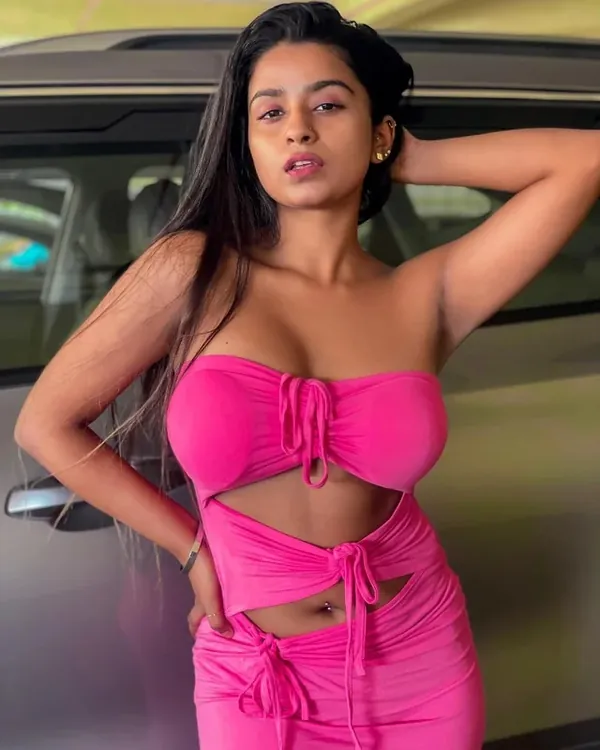 Super Hot Desi Girls Showing Big Tits 10