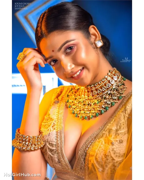 Beautiful Busty Indian Girls 10